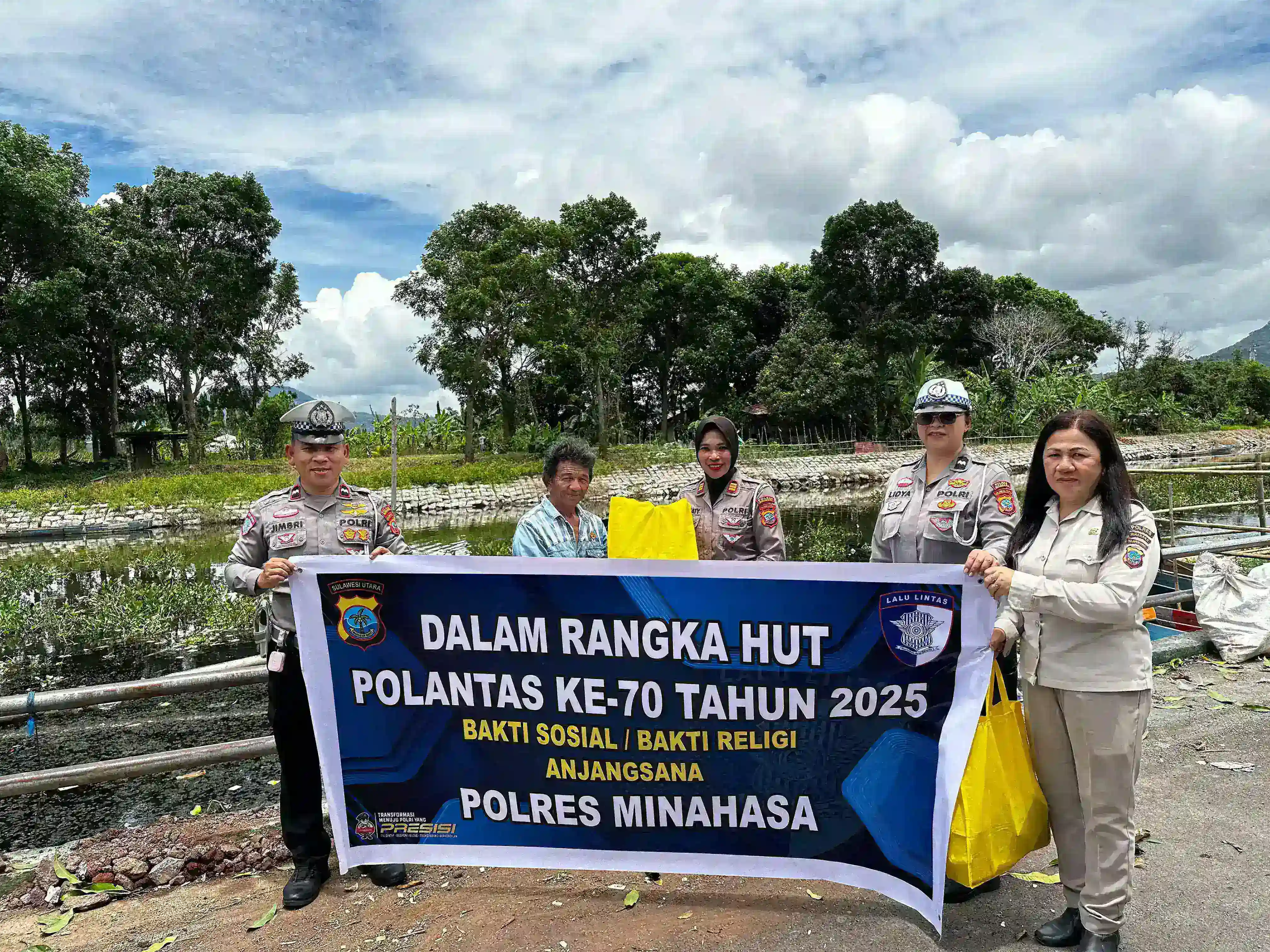 Bakti Sosial Polres Minahasa, Kasat Lantas Pimpin Langsung Pembagian Sembako HUT Lantas ke-70